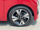 スタイリッシュな純正アルミホイールです。シャープなデザインが車両のデザインとマッチしています。