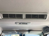 リアシーリングファンからの送風により車内の空気を循環させ、エアコンの効きにくいハイルーフの車内を快適空間に出来るのも喜ばれるポイントの一つで。