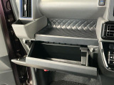 【収納部】パッと手に取りたい小物の置き場に便利。その他、沢山の収納部がございます。