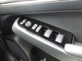 運転席のスイッチで全てのウィンドウの開閉操作を行うことができます。ロックボタンをONにしておくと、運転席以外のウィンドウは作動しないのでお子様を乗せているときなども安心ですね♪