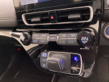 オートエアコンは温度を設定するだけで、自動で風量などを設定してくれます。運転しながら操作も必要ないので、安全性も向上します。