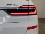 大型のL字型のリアランプもLEDライトを採用。洗練されたデザインにより、シャープなLEDランプの点灯します。後ろからの見た目にもこだわっております。