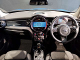 MINIのインテリアは初代から一貫してクラシックMINIのインテリアをモチーフにしております。
