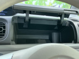 運転操作をスムーズに行える、シンプルで使いやすいステアリングホイールです。長距離運転でも疲れにくく、快適なドライビングをサポートします。握り心地も良好で、安心感のある操作感が得られます。