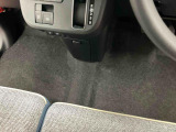 運転席から助手席への移動も簡単です。