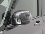 ◆ドアミラーウインカー◆ドアミラーにウインカーを装備しています。対向車に自身の進行方向を合図し安全に運転できます。
