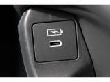 ドライブの時間をスマートフォン等の充電時間に。運転席からも助手席からも使いやすい位置に、急速充電対応タイプのUSB・Type-Cジャックを設けました。