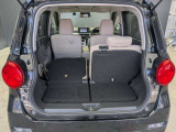 リアシートは片側だけ倒すことも可能。荷物の量や乗車人数に合わせて、柔軟にアレンジできます。大きな荷物と人を同時に運べて便利です。