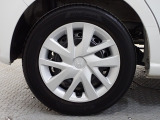 ホイールは車のデザインにマッチした専用タイプです。