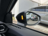 サイドアシスト装備 ドライバーの死角を並走する車両を検知します。ドアミラーの内側のLEDが点灯・点滅して事故の危険を知らせます。