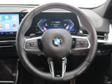 BMWのステアリングのリムは、一般的なものより少し太めにデザインされています。 これはタイヤやステアリングシャフトなどを介して伝わる路面からの入力を、しっかりと把握するためです。