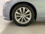 機敏さを引き立てる純正アルミ 225/55 R17 装着!