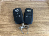 【スマートキー】 スマートキーを携帯していれば、ドアハンドルのボタンを押すだけでロックの解除ができます。