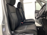 女性でも運転がしやすいように、シートの高さ調整機能(シートリフター)がついています。広い足元にゆったり座れるシートには肘掛も装備しており長距離の運転でも疲れにくいシートです。
