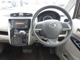 使いやすく安全な操作性と、良好な視界の運転席です。