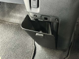 カップホルダーや小物入れなど色々な物を収納できます。