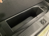 荷室には小物収納に便利なアンダーボックスもあります。