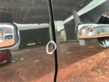 運転席側スライドドアに複数の薄い線傷がございます。