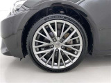 かっこいいホイールですね。 車のイメージを大きく左右するホイール部分はコダワリを持ちたいですね。