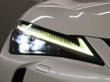 LEDヘッドランプにはアダプティブハイビームシステム「AHS」を採用。光検出カメラで車両検出をし、先行車や対向車に直接ハイビームを当てないように部分遮光します。
