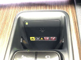 【置くだけ充電(縦置き)】スマートフォンなど対応する機器をワイヤレスで充電可能です。縦置きにすることで、使いやすさとスペース効率を高めています。