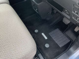 純正フロアカーペット付きです。社外品とは違い、マットのズレも少なく安全に運転できます。