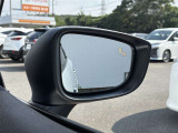 ブラインドスポットモニターついてます!走行中に車両後方の死角にいる車両を検知し、インジケーター点灯で教えてくれるとっても便利な装備です☆