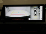 パノラミックビューモニターを装備。駐車場や交差点でクルマを真上から見るように周囲を確認できます。機能の詳細は販売店スタッフまでおたずねください。
