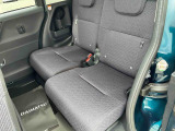 リヤシートスライド付きなので荷物を積む時は動かせて便利です