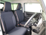 運転席はレザーのアクセントで上質さを感じさせる見た目に仕上げました!