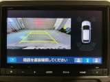 リバースギアに入れるだけで後方の表示へ切り替わります。夜間や雨の日の駐車も楽になりますよ。