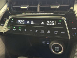左右独立温度コントロールフルオートエアコンです。運転席、助手席それぞれで独立して温度設定ができます。冷え性の方が乗っても安心ですね♪