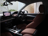 内装はシンプルに使い勝手を考え作られています。お車を運転する感覚をダイレクトに体感して頂けます。室内も広くロングドライブにも快適にお過ごしいただけます。