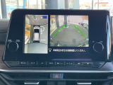 『アラウンドビューモニター』は、空から見下ろすような視点で、スムースな駐車と安全確認をサポートします。