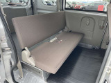 荷物が多いときや長さのあるものを運ぶときに便利な一体可倒式リヤシート☆