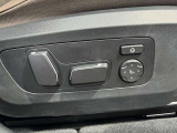 シートの前後位置、高さ、座面角度を電動で調節可能。