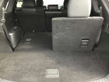 後部座席を倒すとかなりの広さがあり大きな荷物もラクラク積めますよ!