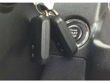 スマートキーを携帯していればキーを取り出さずにドアを施錠&解錠。クルマの始動も可能です。