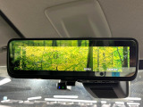 【インテリジェントルームミラー】後席の大きな荷物や同乗者で後方が確認しづらい時でも安心!カメラが撮影した車両後方の映像をルームミラー内に表示。クリアな視界で状況の確認が可能です!