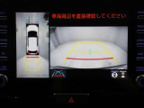 パノラミックビューモニターを装備。駐車場や交差点でクルマを真上から見るように周囲を確認できます。機能の詳細は販売店スタッフまでおたずねください。