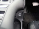 ◆USB接続端子◆スマホやiPodなどを接続して、いつもの音楽を車内でもお楽しみいただけます♪