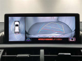 パノラミックビューモニターシステムが付いているので車の上から見た映像が確認できますよ。 一目で車両周辺の情報を確認できますが、直接安全をご確認下さい。