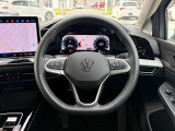 3スポークレザーステアリング。上下・前後調整で、理想のドライビングポジションに。