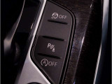 運転中にもオーディオの音量やFMの切り替えなどステアリングでの操作で切り替え可能なため、ステアリングから手を放す必要がない為、運転中でも操作が簡単でございます。
