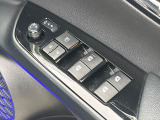 【電動格納ミラー】サイドミラーは電動格納式となっており、狭い駐車場でもキズがつくリスクを抑えられます。