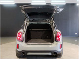コンパクトなMINIですが、後部座席のシートアレンジにより、荷室を広げ、あらゆるシチュエーションにご対応が可能で御座います。