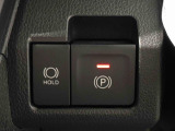 指先だけで簡単に操作が可能な電動パーキングブレーキを採用。「HOLD」スイッチを押すと、渋滞や信号待ちなどでブレーキペダルから足を離しても、ブレーキを保持するので安心です