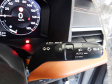 使いやすく安全な操作性と良好な視界を実現した運転席。