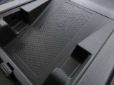 スマートフォンの充電に便利なワイヤレス充電器を備えています。