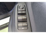 全ての窓が運転席から操作できます。今やほぼ当たり前ですが、無いと不便なアイテムですよね。ドアの施錠・解錠と連動してドアミラーが格納・復帰するオート電動格納機能も装備しています。